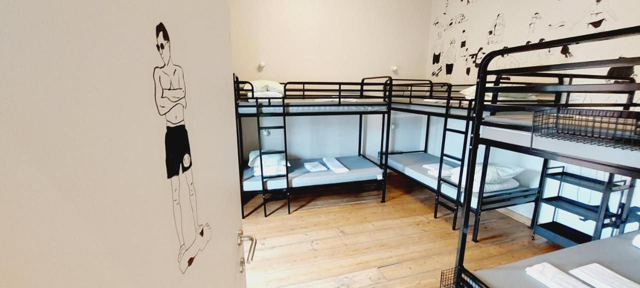 Cama en habitación compartida femenina de 6 camas